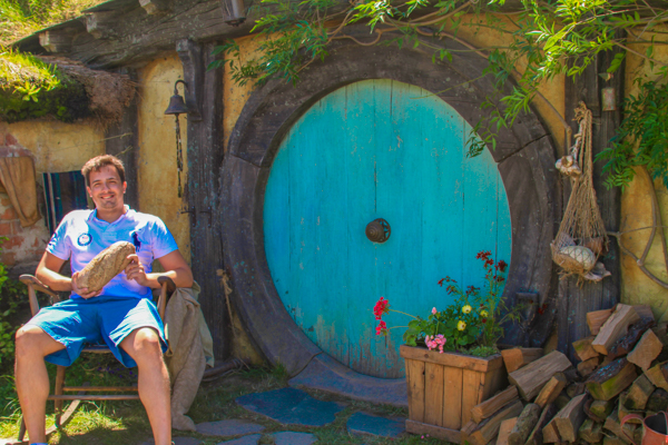 Oscar Risch em Hobbiton na Nova Zelandia