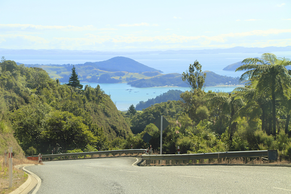 Estrada pela Coromandel Península na Nova Zelândia