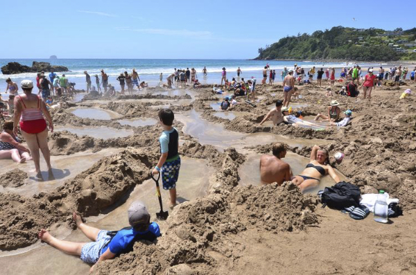 Piscinas de Agua quente natural na praia em Coromandel península na Nova Zelândia 