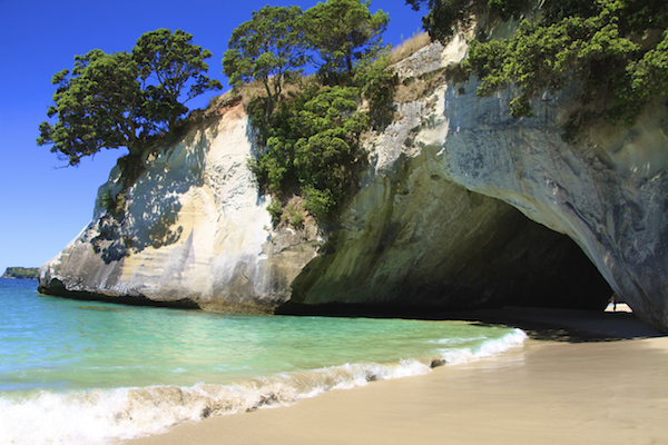 Tunel natural em praia da Nova Zelândia em Coromandel Península