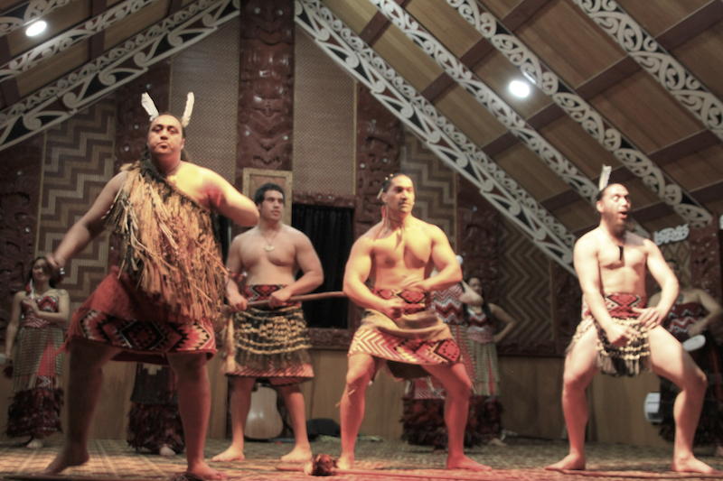 Haka Neozelandesa executada por descendentes de Maoris
