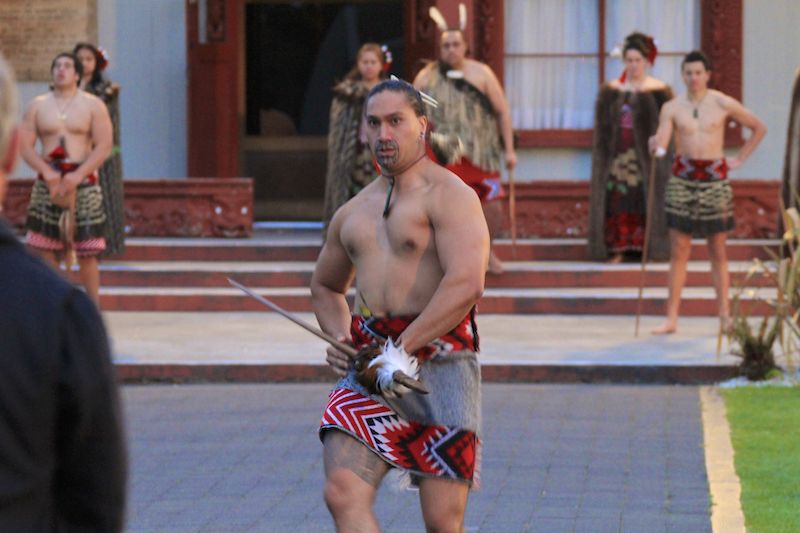 Inicio da cerimônia do Powhiri no Te Puia em Rotorua