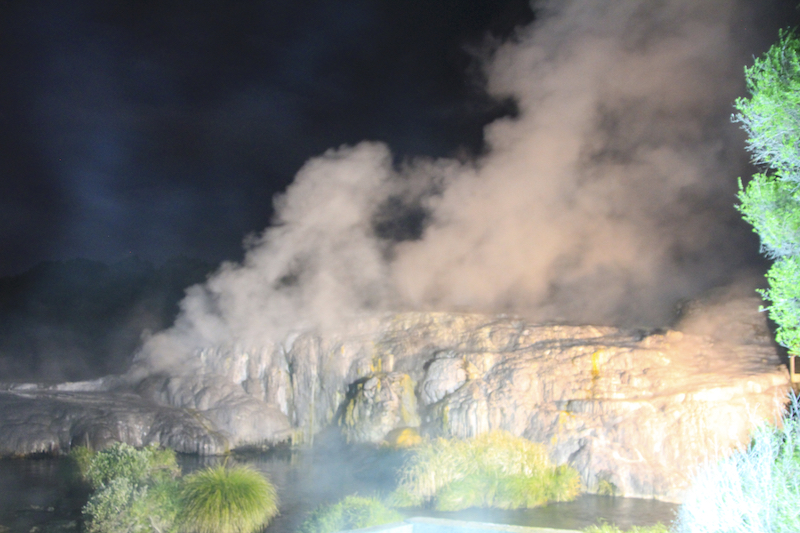 Pohutu Geyser a noite 