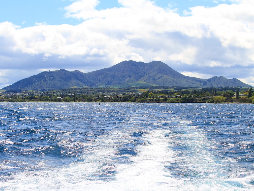 Barco pelo Lake Taupo