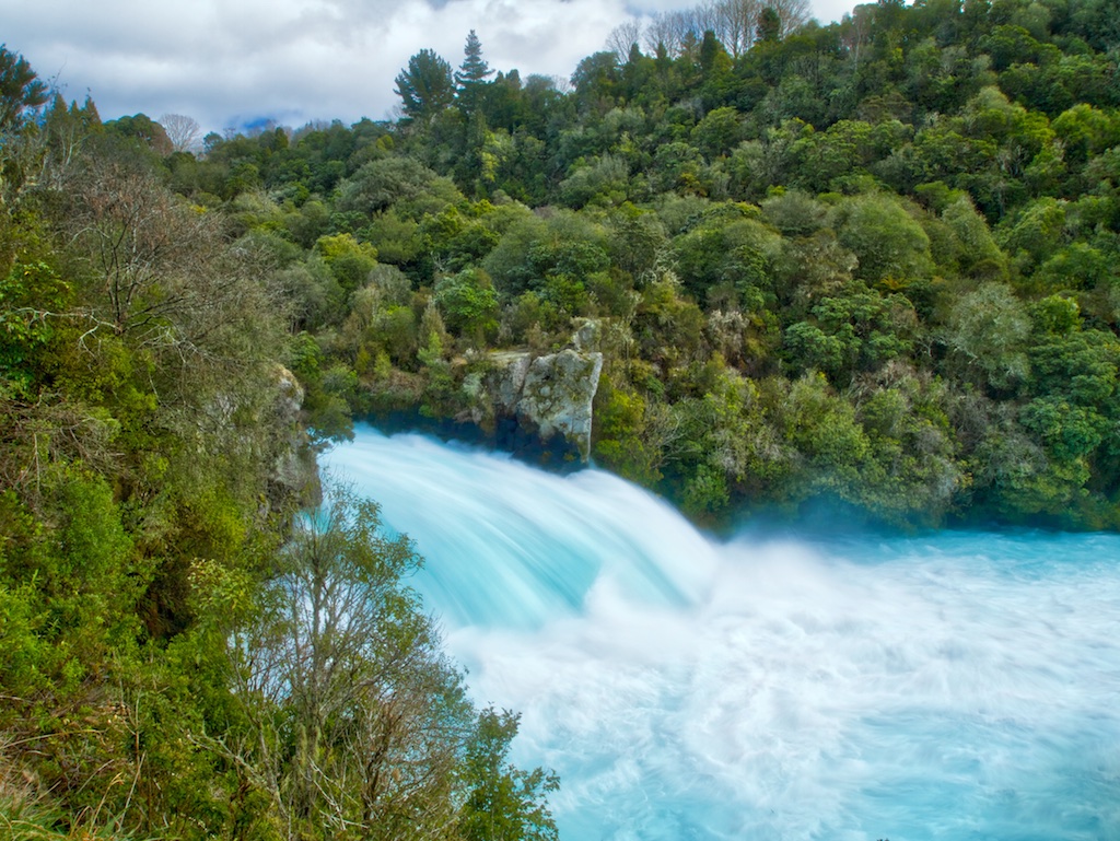 Huka Falls a maior cachoeira da Nova Zelândia em volume água