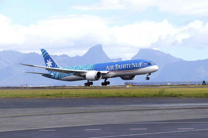 Avião da Air Tahiti Nui pousando em Tahiti